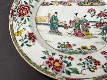 Een grote Chinese famille rose schotel, Yongzheng