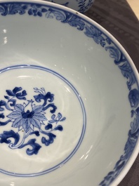 Een paar Chinese blauw-witte dekselkommen met verhalend decor, Kangxi/Yongzheng