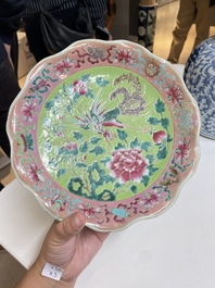 Une paire de coupes en porcelaine de Chine famille rose et un pot couvert pour le march&eacute; Straits ou Peranakan, 19&egrave;me