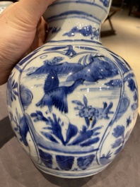 Een Chinese blauw-witte kraakporseleinen kalebasvaas, Wanli