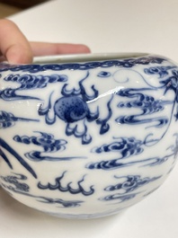 Een diverse collectie blauw-wit Chinees porselein, 19/20e eeuw