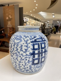 Une paire de coupes en porcelaine de Chine famille rose et un pot couvert pour le march&eacute; Straits ou Peranakan, 19&egrave;me