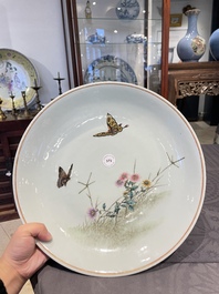 Een Chinese famille rose schotel met twee vlinders, Jingdezhen 景德鎮 merk, gedateerd 1955