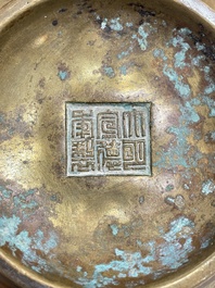 Six br&ucirc;le-parfums en bronze, Chine, 19/20&egrave;me