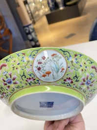 A Chinese famille rose brush pot, two plates and two bowls, 19/20th C.