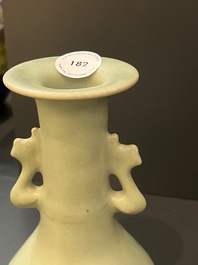 Vase de type 'kinuta' en porcelaine de Chine c&eacute;ladon de Longquan, Yuan/Ming