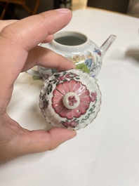 Drie Chinese famille rose theepotten met deksels, Yongzheng