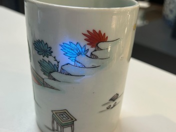 Een Chinese famille verte penselenbeker met gegraveerd metalen deksel, 'bitong', Kangxi