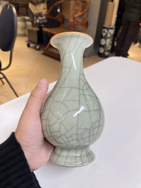 Cinq vases en porcelaine de Chine en c&eacute;ladon monochrome, Qing