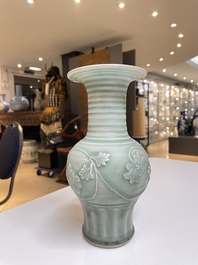Een Chinese Longquan celadon vaas met pioenslingers, Yuan