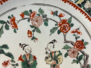 Een paar Chinese famille verte 'Xi Xiang Ji' borden, Kangxi