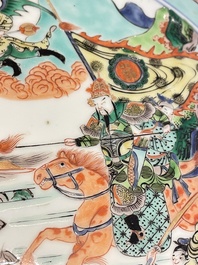 Een grote Chinese famille verte schotel met strijders te paard, Kangxi merk, 19e eeuw
