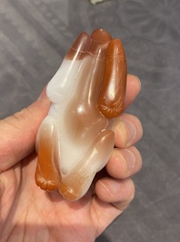 Een Chinese agaten sculptuur van een konijn, Qing