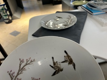 Paire de plats en porcelaine de Chine famille rose &agrave; d&eacute;cor de pies et de prunus, marque de Qianlong, R&eacute;publique