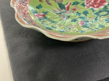 Une paire de coupes en porcelaine de Chine famille rose et un pot couvert pour le march&eacute; Straits ou Peranakan, 19&egrave;me
