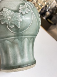 Een Chinese Longquan celadon vaas met pioenslingers, Yuan