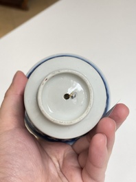 Een Chinese blauw-witte 'Hansje in de kelder' wijnkop, 'gong dao bei', 19e eeuw