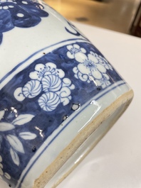 Een paar Chinese blauw-witte vazen met boeddhistische leeuwen, 19e eeuw