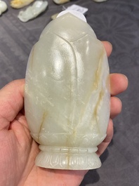 Guanyin sur tr&ocirc;ne de lotus en jade blanc sculpt&eacute;, Chine, Qing