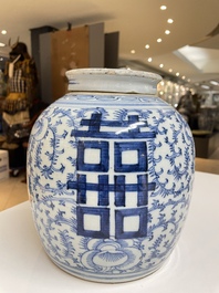 Une paire de coupes en porcelaine de Chine famille rose et un pot couvert pour le march&eacute; Straits ou Peranakan, 19&egrave;me