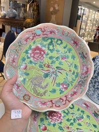 Une paire de coupes en porcelaine de Chine famille rose et un pot couvert pour le march&eacute; Straits ou Peranakan, 19&egrave;me