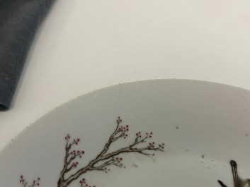 Paire de plats en porcelaine de Chine famille rose &agrave; d&eacute;cor de pies et de prunus, marque de Qianlong, R&eacute;publique