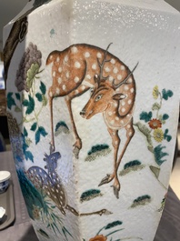 Vase de forme hexagonale en porcelaine de Chine famille verte &agrave; d&eacute;cor de lions bouddhistes et de daims, 19&egrave;me