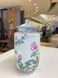 Paire de vases couverts en porcelaine de Chine famille rose &agrave; d&eacute;cor floral, marque de Jiaqing, R&eacute;publique