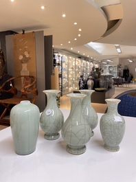 Cinq vases en porcelaine de Chine en c&eacute;ladon monochrome, Qing