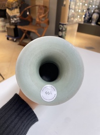 Een Chinese Longquan celadon vaas met pioenslingers, Yuan