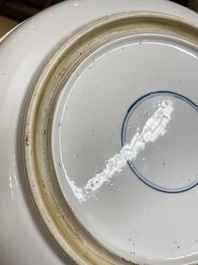 Plat en porcelaine de Chine famille verte &agrave; d&eacute;cor d'une sc&egrave;ne de boxe, probablement 19&egrave;me