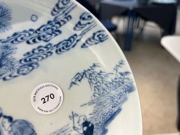 Assiette en porcelaine de Chine en bleu et blanc &agrave; d&eacute;cor d'une sc&egrave;ne fluviale, Yongzheng