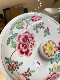 Terrine couverte en porcelaine de Chine famille rose &agrave; fin d&eacute;cor floral, Yongzeng