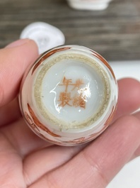 Vijf Chinese ijzerrode en doucai snuifflessen, 19/20e eeuw