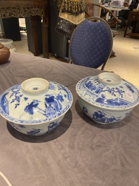 Een paar Chinese blauw-witte dekselkommen met verhalend decor, Kangxi/Yongzheng