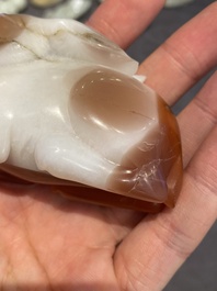 Een Chinese agaten sculptuur van een konijn, Qing