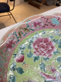 Une paire de coupes en porcelaine de Chine famille rose et un pot couvert pour le march&eacute; Straits ou Peranakan, 19&egrave;me