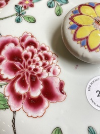 Terrine couverte en porcelaine de Chine famille rose &agrave; fin d&eacute;cor floral, Yongzeng