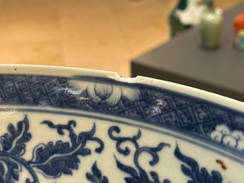 Een grote Chinese blauw-witte kom met lotusslingers en drie diverse famille rose borden, 19/20e eeuw