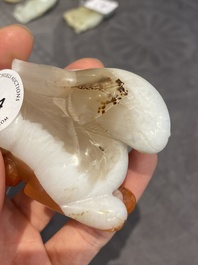 Een Chinese agaten sculptuur van een konijn, Qing