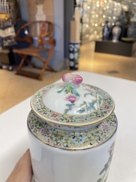 Paire de vases couverts en porcelaine de Chine famille rose &agrave; d&eacute;cor floral, marque de Jiaqing, R&eacute;publique