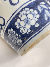 Een paar Chinese blauw-witte vazen met boeddhistische leeuwen, 19e eeuw