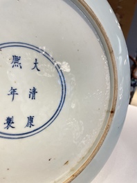 Een grote Chinese famille verte schotel met strijders te paard, Kangxi merk, 19e eeuw