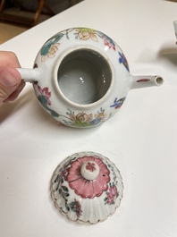 Drie Chinese famille rose theepotten met deksels, Yongzheng