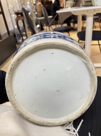 Een paar Chinese blauw-witte vazen met boeddhistische leeuwen, 19e eeuw