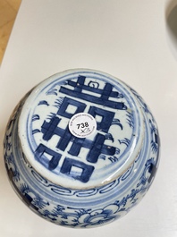 Une paire de coupes en porcelaine de Chine famille rose et un pot couvert pour le march&eacute; Straits ou Peranakan, 19&egrave;me
