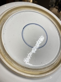 Plat en porcelaine de Chine famille verte &agrave; d&eacute;cor d'une sc&egrave;ne de boxe, probablement 19&egrave;me