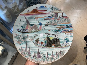 Plat en porcelaine de Chine famille rose &agrave; d&eacute;cor de p&ecirc;cheurs dans un sampan, Yongzheng/Qianlong