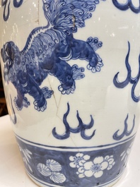 Een paar Chinese blauw-witte vazen met boeddhistische leeuwen, 19e eeuw
