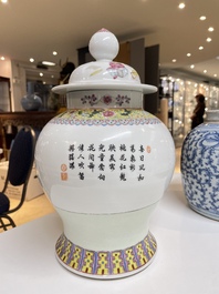 Twee Chinese famille rose vazen, Qianlong merk, Republiek